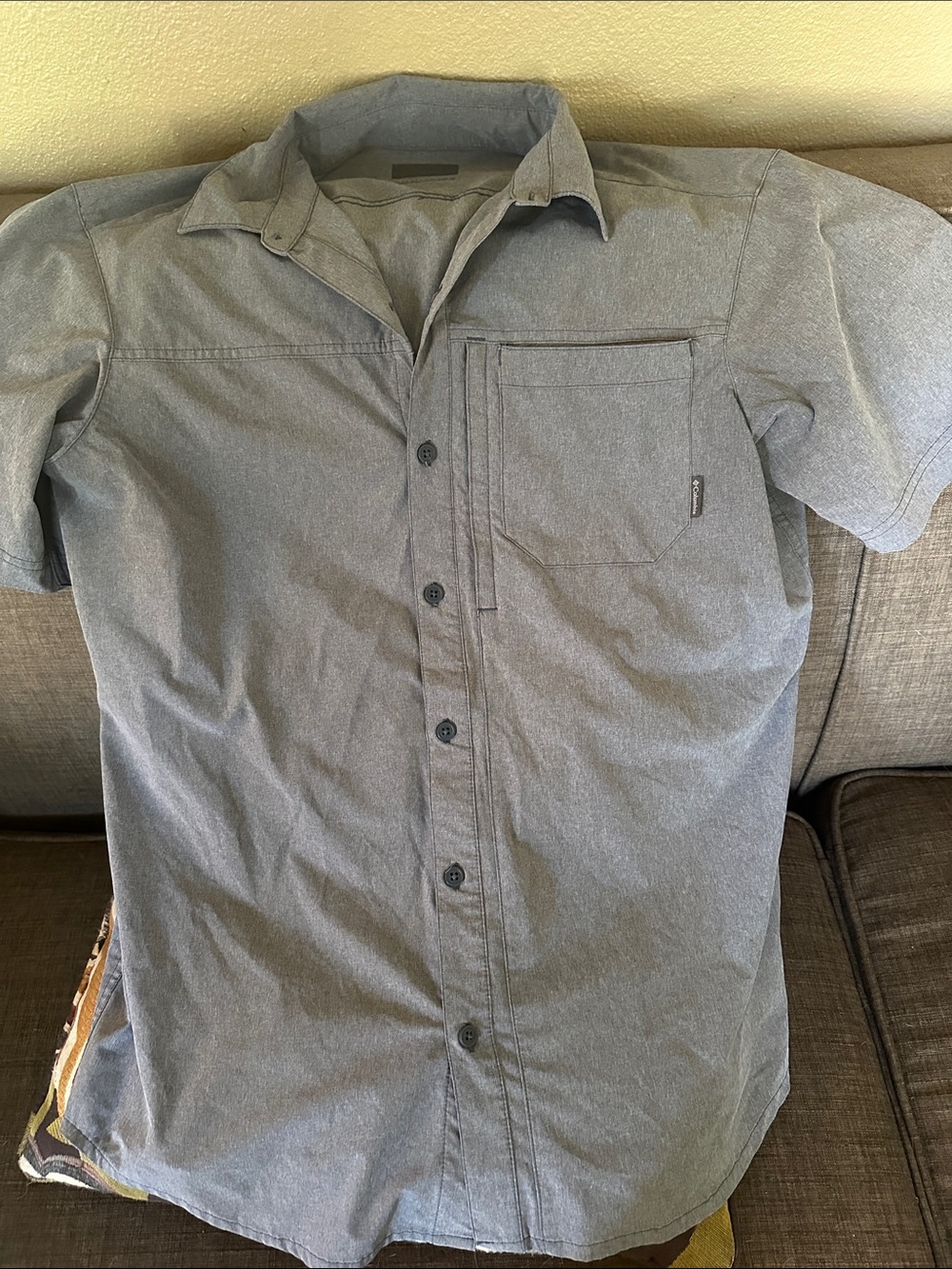 Men's Columbia Short-Sleeve Button-Up Shirt in Light Gray